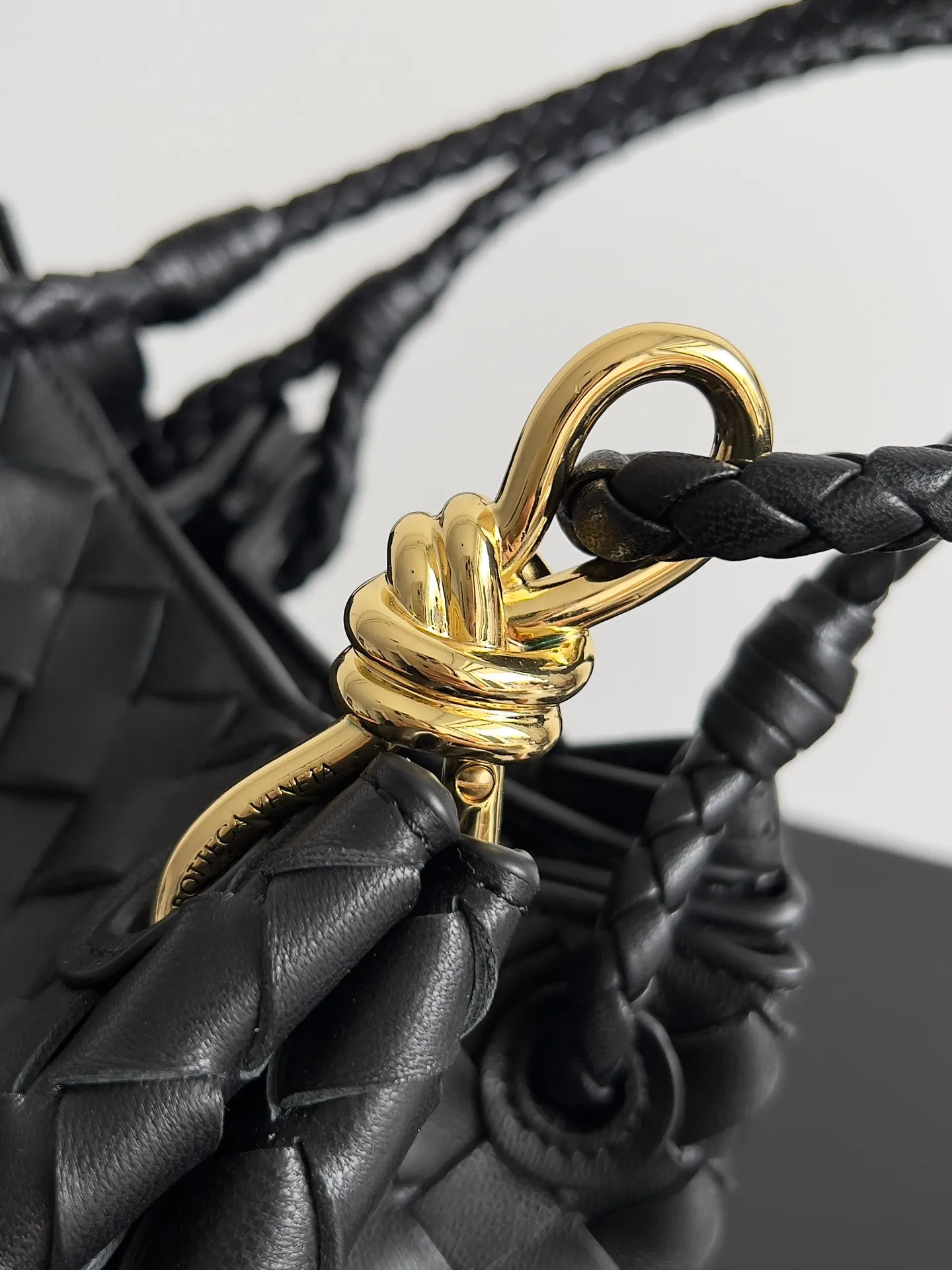 Batch 1760 BV home is new! Andiamo combines the Bottega Veneta archive parachute handbag to inherit retro elements and integrate modern trends. The same style as Shu Qi's in Beijing Night. It is a continuation of the classic bag. It has three functions: hand carry, shoulder and cross-body. It is embellished with metal brass knot buckles. It is small and has an amazing capacity. It can easily hold sunglasses in a box / small bottle of water / powder powder / charger and other daily necessities when going out. The upper body is versatile. Style number: 796569 Size: 21*17*16.5cm